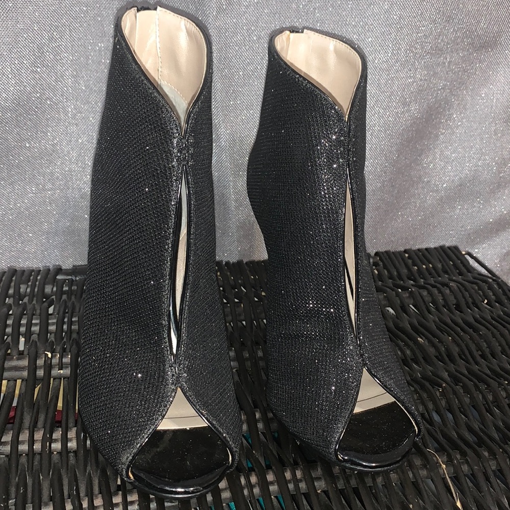 Peep toe  4in booties